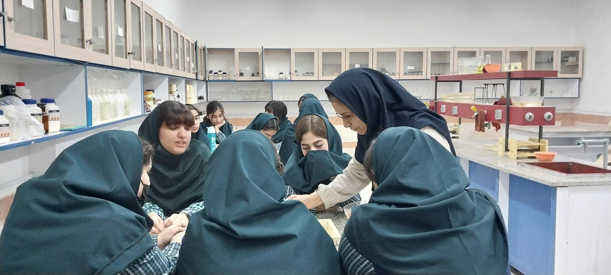 دبیرستان غیردولتی آفاق